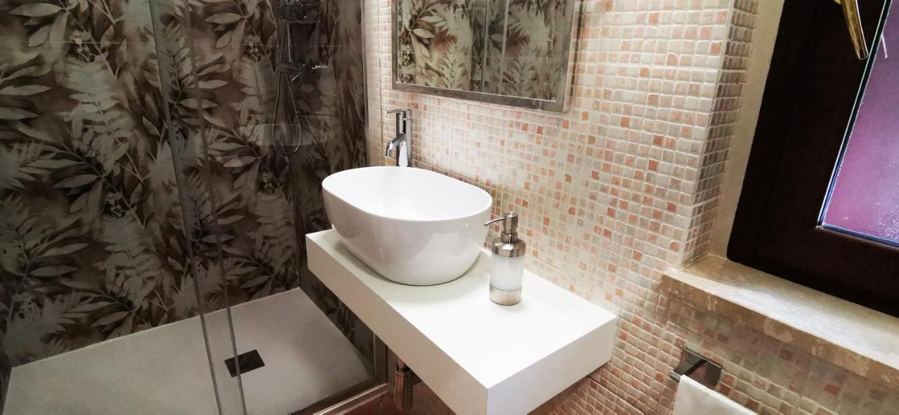 Hotel Piscina La Suite Prossedi Luaran gambar