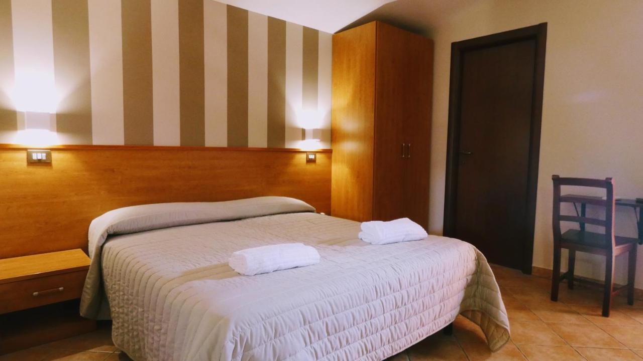 Hotel Piscina La Suite Prossedi Luaran gambar