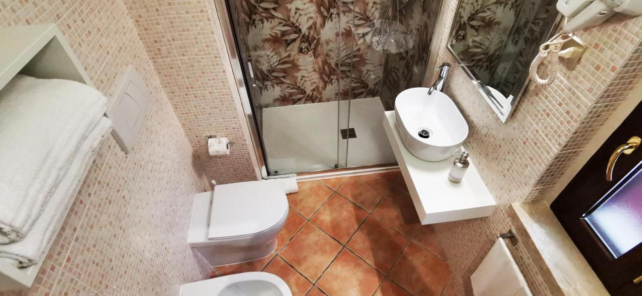 Hotel Piscina La Suite Prossedi Luaran gambar