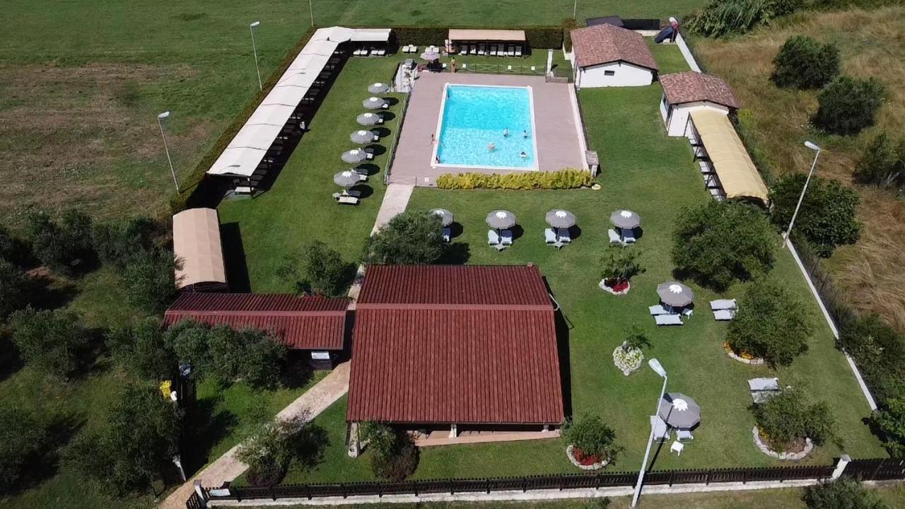 Hotel Piscina La Suite Prossedi Luaran gambar
