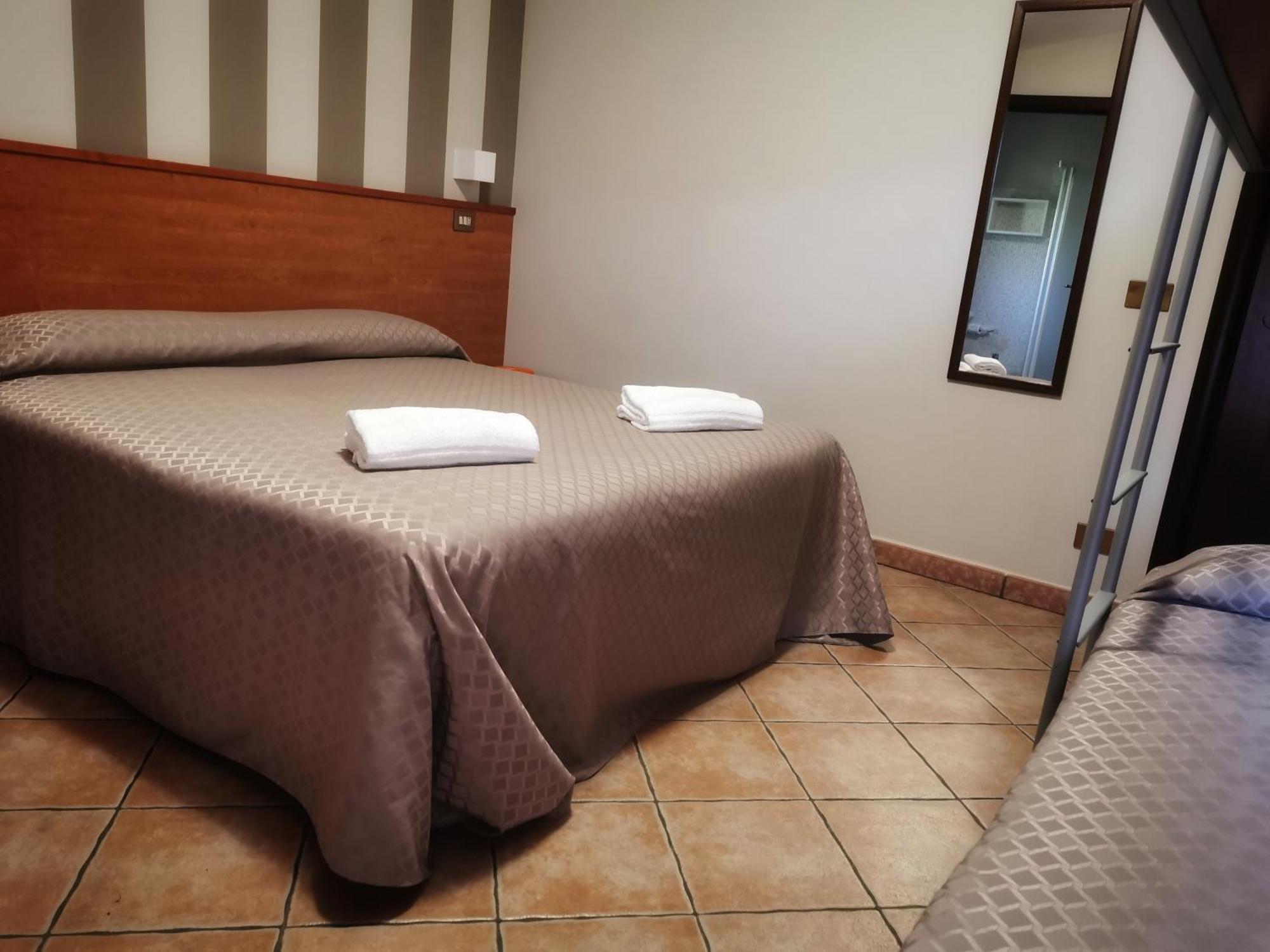 Hotel Piscina La Suite Prossedi Luaran gambar