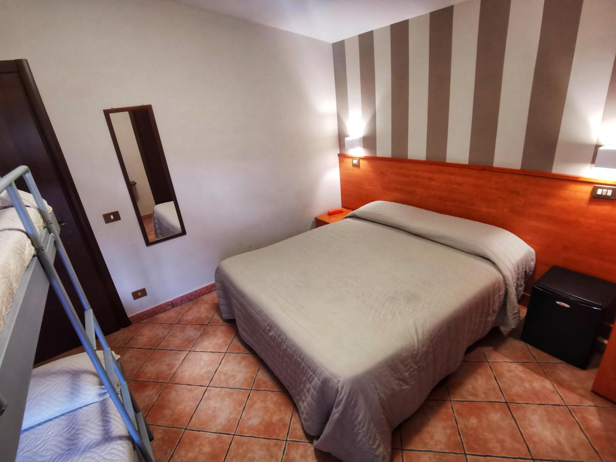 Hotel Piscina La Suite Prossedi Luaran gambar
